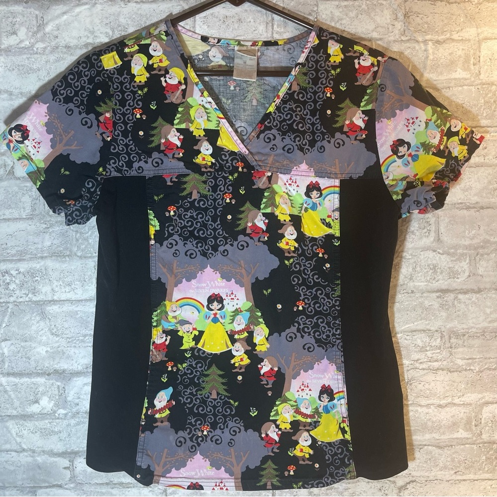 Disney Snow White & Dwarfs Scrub Top with Stretch Sides Size Medium